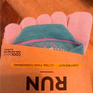 Injinj women’s runners socks. No show, performance toe socks.